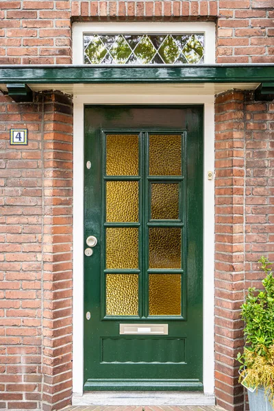 Tipik Hollanda kapısı. Hollanda mimarisi, Hollanda 'da bir kapı. Hollanda kapısı