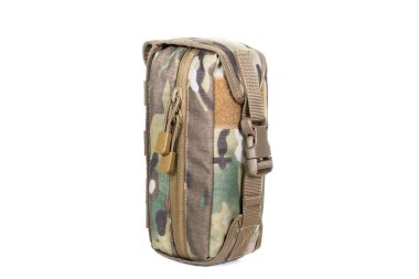 Çok işlevli taktik hafta sonu açılabilen açık hava seyahat kanvası sırt çantası beyaza izole edildi. Modern Kamp Gezgini Sırt Çantası Omuz Kayışları ve Nakliye Döngüsü. Taktik Yürüyüş Sırt Çantası