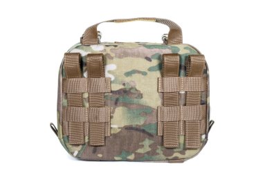 Yeşil Tuval Sırt Çantası Beyaz 'da izole edildi. Çağdaş Su geçirmez Kamp Gezgini Sırt Çantası Omuz Kayışlı Taşıma Halkası. Erkekler Seyahat İçin Taktiksel Yürüyüş Sırt Çantası