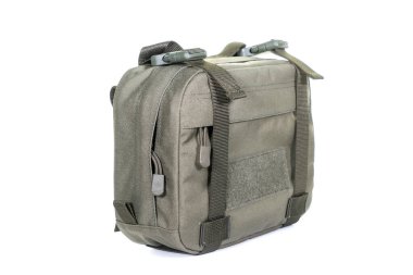 Yeşil Tuval Sırt Çantası Beyaz 'da izole edildi. Çağdaş Su geçirmez Kamp Gezgini Sırt Çantası Omuz Kayışlı Taşıma Halkası. Erkekler Seyahat İçin Taktiksel Yürüyüş Sırt Çantası