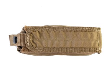 İçinde beyaz arka planda dergiler olan bir çanta. Tüp şarjörlü şarjörlü ateşli silah çantası. Tabanca cüzdanı.