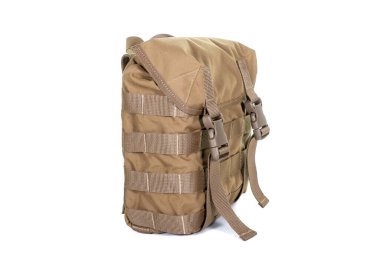 Küçük ordu sırt çantası, izole edilmiş beyaz arka plan, stüdyo çekimi.