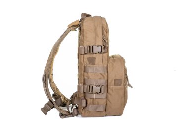 Taktiksel sırt çantası rengi çakal ön görünümü beyaz arka plan donanımı askeri turist izole