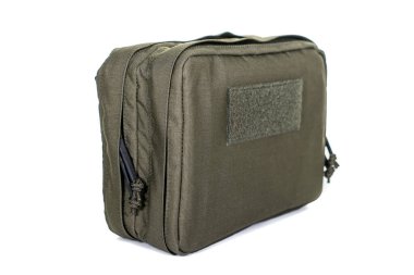 Yeşil Tuval Sırt Çantası Beyaz 'da izole edildi. Çağdaş Su geçirmez Kamp Gezgini Sırt Çantası Omuz Kayışlı Taşıma Halkası. Erkekler Seyahat İçin Taktiksel Yürüyüş Sırt Çantası