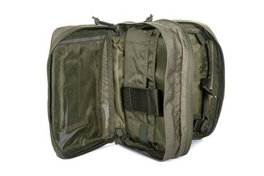 Yeşil Tuval Sırt Çantası Beyaz 'da izole edildi. Çağdaş Su geçirmez Kamp Gezgini Sırt Çantası Omuz Kayışlı Taşıma Halkası. Erkekler Seyahat İçin Taktiksel Yürüyüş Sırt Çantası