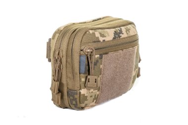 Yeşil Tuval Sırt Çantası Beyaz 'da izole edildi. Çağdaş Su geçirmez Kamp Gezgini Sırt Çantası Omuz Kayışlı Taşıma Halkası. Erkekler Seyahat İçin Taktiksel Yürüyüş Sırt Çantası