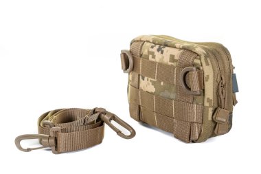 Yeşil Tuval Sırt Çantası Beyaz 'da izole edildi. Çağdaş Su geçirmez Kamp Gezgini Sırt Çantası Omuz Kayışlı Taşıma Halkası. Erkekler Seyahat İçin Taktiksel Yürüyüş Sırt Çantası