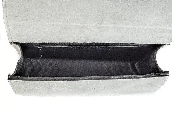 Beyaz arkaplanda izole edilmiş boş kadın çantasının üst görünümü