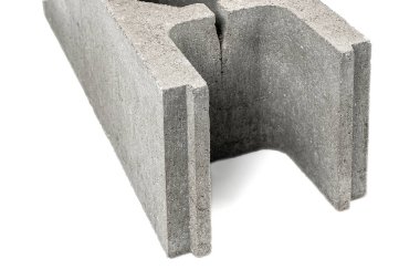 Vakfın inşası için beton dökümü. Mimari bağlayıcılar beyaz arka planda izole edilmiş çimento çitlerini güçlendiriyor