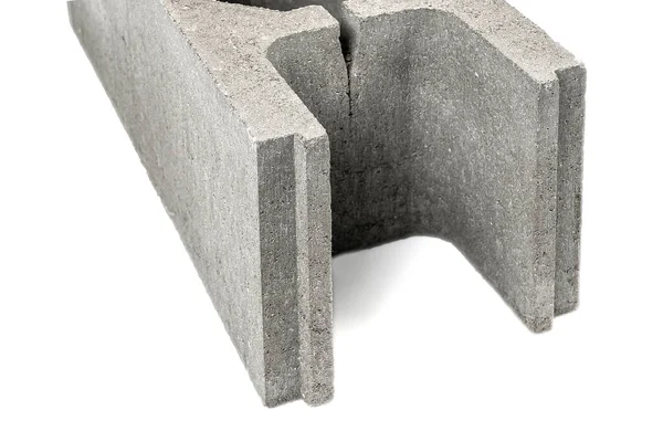 Vakfın inşası için beton dökümü. Mimari bağlayıcılar beyaz arka planda izole edilmiş çimento çitlerini güçlendiriyor