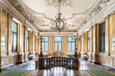 Ahşap eski dekoratif balyalar Antik ahşap merdivenler. Tahtadan oyulmuş dekoratif korkuluklar.