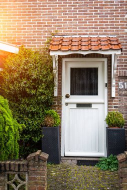 Tipik Hollanda kapısı. Hollanda mimarisi, Hollanda 'da bir kapı. Hollanda kapısı