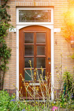 Tuğla duvarları, merdivenleri, ön pencereleri olan tipik bir Hollandalı kapı cephesi. Sokaktaki kapılar, Hollanda