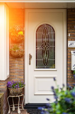 Tuğla duvarları, merdivenleri, ön pencereleri olan tipik bir Hollandalı kapı cephesi. Sokaktaki kapılar, Hollanda