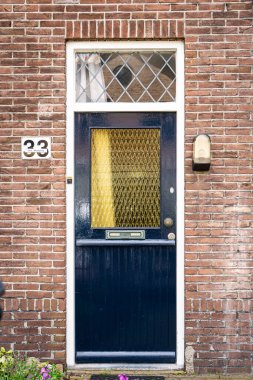 Tipik Hollanda kapısı. Hollanda mimarisi, Hollanda 'da bir kapı. Hollanda kapısı