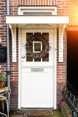 Tipik Hollanda kapısı. Hollanda mimarisi, Hollanda 'da bir kapı. Hollanda kapısı