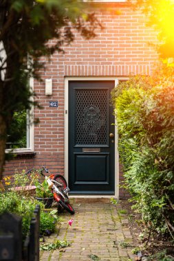 Tipik Hollanda kapısı. Hollanda mimarisi, Hollanda 'da bir kapı. Hollanda kapısı