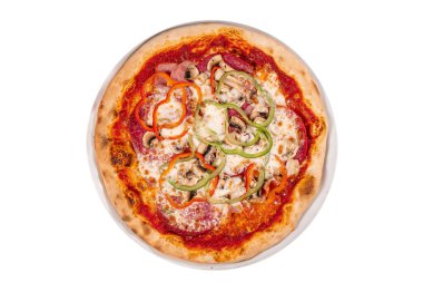 Amerikan pizza quattro staggioni, mozzarella ve domates sosu. Tahta bir masada pizza, domatesli sarımsaklı biber.