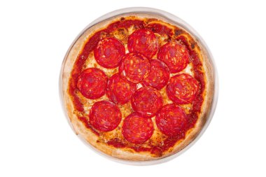 Lezzetli taze biberli pizza ve ahşap arka planda domates fesleğeni. Pepperonili pizzanın en iyi manzarası. Düz yatıyordu. Metin için kopyalama alanı ile. Pankart