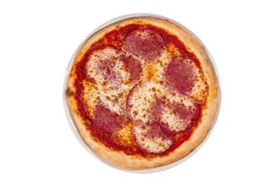 Sucuklu Amerikan pizzası, mozzarella ve domates sosu. Tahta bir masada pizza, domatesli sarımsaklı biber.