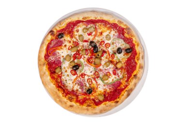 Pizza Diablo ve biberli ve acı biberli beyaz arka plan manzaralı..