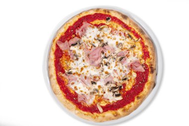 Pişmiş jambon, mozzarella, enginar ve sebzeli pizza.