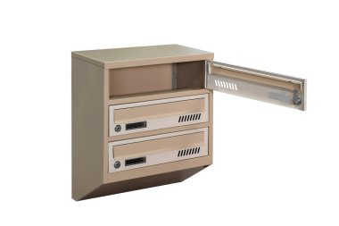 Posta kutuları dairede. Dairesinde kilitlenebilir merkezi olan metal posta kutusu. Posta kutusu beyaz arkaplan izole