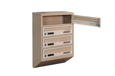 Posta kutuları dairede. Dairesinde kilitlenebilir merkezi olan metal posta kutusu. Posta kutusu beyaz arkaplan izole