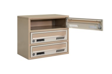 Posta kutuları dairede. Dairesinde kilitlenebilir merkezi olan metal posta kutusu. Posta kutusu beyaz arkaplan izole