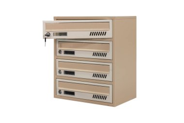 Posta kutuları dairede. Dairesinde kilitlenebilir merkezi olan metal posta kutusu. Posta kutusu beyaz arkaplan izole