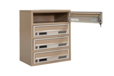 Posta kutuları dairede. Dairesinde kilitlenebilir merkezi olan metal posta kutusu. Posta kutusu beyaz arkaplan izole