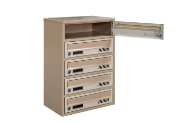 Posta kutuları dairede. Dairesinde kilitlenebilir merkezi olan metal posta kutusu. Posta kutusu beyaz arkaplan izole