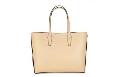 Beyaz arka planda izole edilmiş bej deri çanta. Minimalist çanta, el çantası.