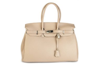 Beyaz arka planda izole edilmiş bej deri çanta. Minimalist çanta, el çantası.