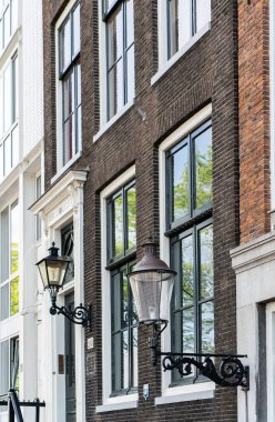 Geleneksel bir sokak lambasının dikey düşük açılı çekimi