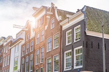 Amsterdam şehir merkezindeki eski evler. Meşhur Amsterdam şehrinin güzel manzarası. Avrupa 'ya seyahat. Amsterdam, Hollanda, Hollanda, Avrupa.