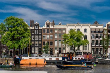 Kanal Amsterdam Hollanda evler nehir Amstel Landmark eski Avrupa şehir bahar manzara.