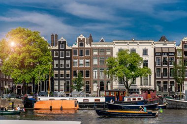 Amsterdam 'ın panoramik sonbahar manzarası. Meşhur Hollanda kanalları ve harika şehir manzarası. Hollanda, Avrupa 'nın renkli sabah manzarası. Seyahat konsepti arka planı.