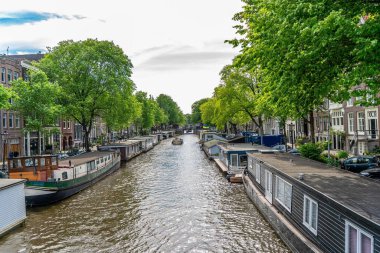 Amsterdam şehir merkezindeki eski evler. Meşhur Amsterdam şehrinin güzel manzarası. Avrupa 'ya seyahat. Amsterdam, Hollanda, Hollanda, Avrupa.