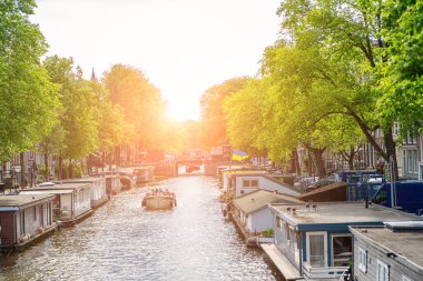 Amsterdam şehir merkezindeki eski evler. Meşhur Amsterdam şehrinin güzel manzarası. Avrupa 'ya seyahat. Amsterdam, Hollanda, Hollanda, Avrupa.