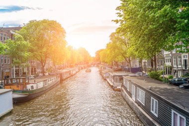 Amsterdam 'ın panoramik sonbahar manzarası. Meşhur Hollanda kanalları ve harika şehir manzarası. Hollanda, Avrupa 'nın renkli sabah manzarası. Seyahat konsepti arka planı.