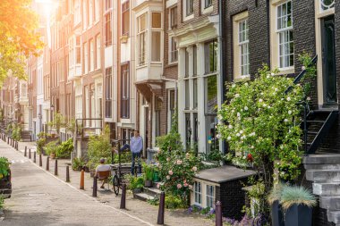 Amsterdam şehir merkezindeki eski evler. Meşhur Amsterdam şehrinin güzel manzarası. Avrupa 'ya seyahat. Amsterdam, Hollanda, Hollanda, Avrupa.