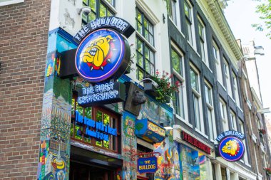 AMSTERDAM, NETHERLANDS - Eylül 2024: Coffee-hop Smokey Amsterdam 'ın en büyük meydanında, Eylül 2024 Amsterdam, Hollanda