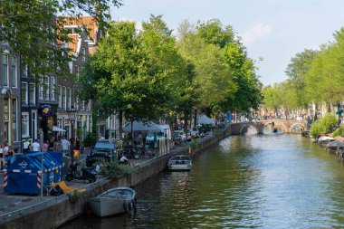 AMSTERDAM, NETHERLANDS - Eylül 2024: Coffee-hop Smokey Amsterdam 'ın en büyük meydanında, Eylül 2024 Amsterdam, Hollanda