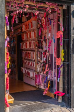 AMSTERDAM, NETHERLANDS - Eylül 2024: Coffee-hop Smokey Amsterdam 'ın en büyük meydanında, Eylül 2024 Amsterdam, Hollanda