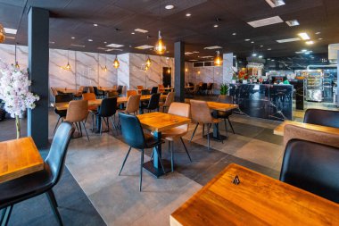 Açık hava kahve restoranı ya da arka plan için kafesi olan boş ahşap masa.