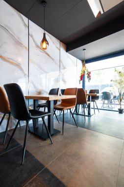 Açık hava kahve restoranı ya da arka plan için kafesi olan boş ahşap masa.