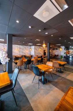 Açık hava kahve restoranı ya da arka plan için kafesi olan boş ahşap masa.