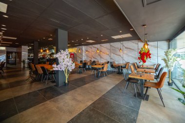 Açık hava kahve restoranı ya da arka plan için kafesi olan boş ahşap masa.