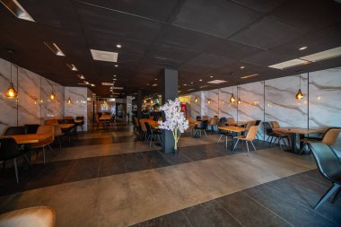 Açık hava kahve restoranı ya da arka plan için kafesi olan boş ahşap masa.